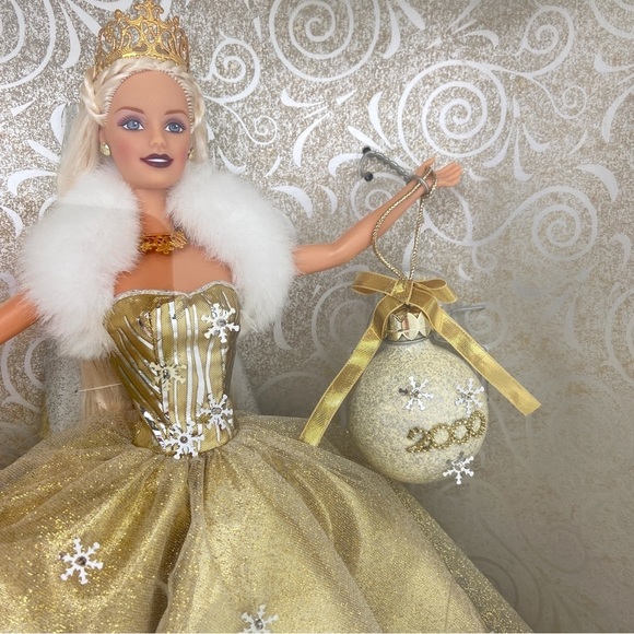 Mattel Barbie 2000 Edition - Gold and White Gown - Picture 2 of 10